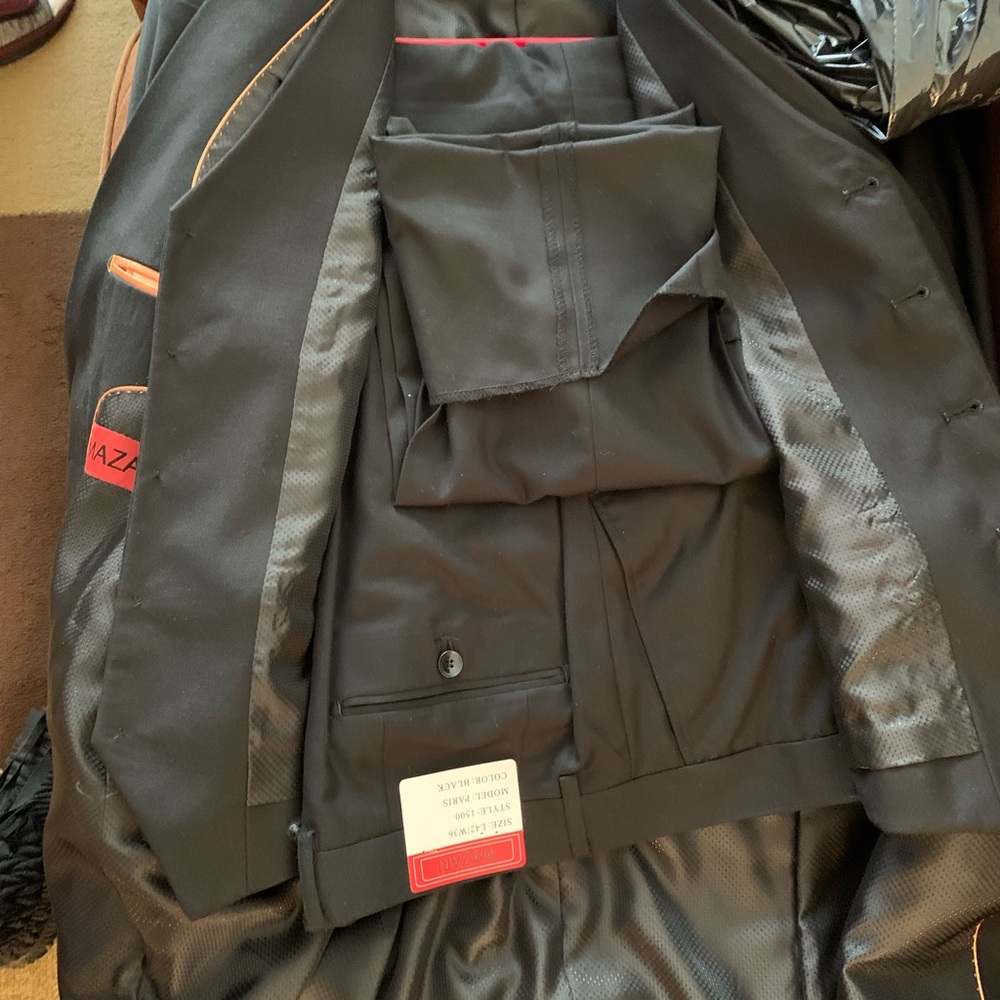 Suits - Picture 3 of 4